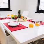 Luxury 3 Story House- View Apartament