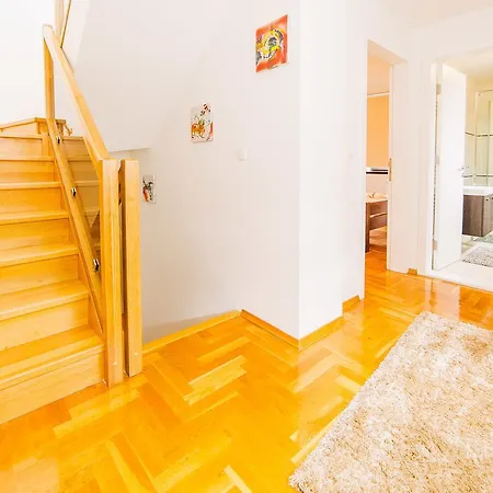 Luxury 3 Story House- View Apartament