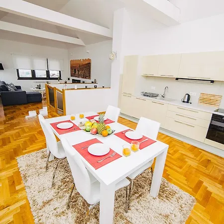 Apartman Luxury 3 Story House- View *