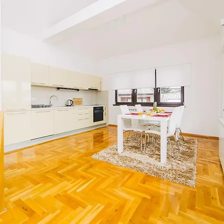 Luxury 3 Story House- View Apartman *